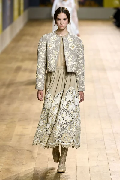 Look 7
